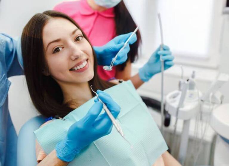 Mulher sentada na cadeira do dentista